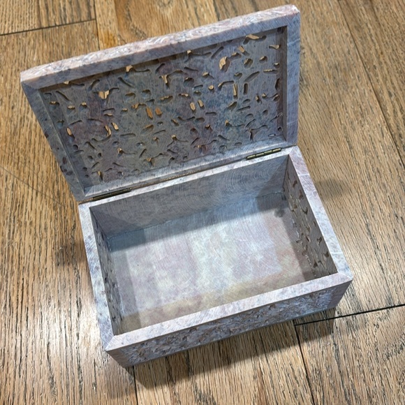 Hand Carved Natural Soap Stone box - Picture 2 of 10